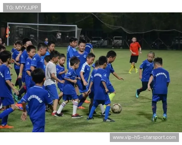 球队在夜场比赛中体能分配获教练肯定,夜场足球比赛 球队在夜场比赛中体能分配获教练肯定,夜场足球比赛